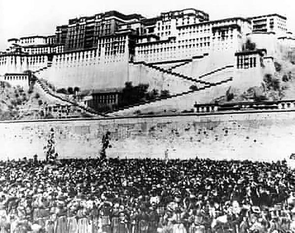 Childhood in Tibet, A: A Biography - Hardback